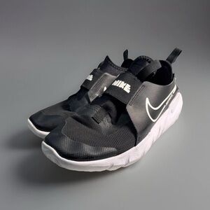Nike Flex Runner Black And White Sneakers For Boys Size 5.5y (0006)